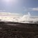 Un paisaje lunar rodeado de vapor que emerge de las aguas termales